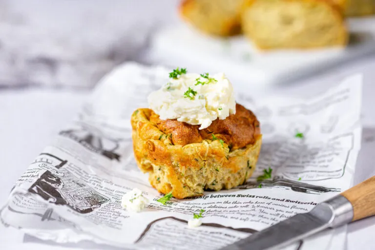 Herzhafte Low Carb Zucchini-Muffins mit Feta, ideal als schnelles Mittagessen