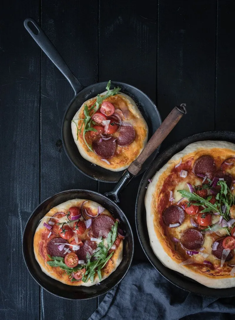 Herzhafte Pan Pizza mit Salami, Mozzarella und roten Zwiebeln
