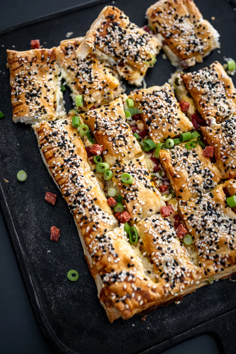 Herzhafter Blätterteigsnack mit Sucuk und Gemüse, ideal für ein schnelles Buffet