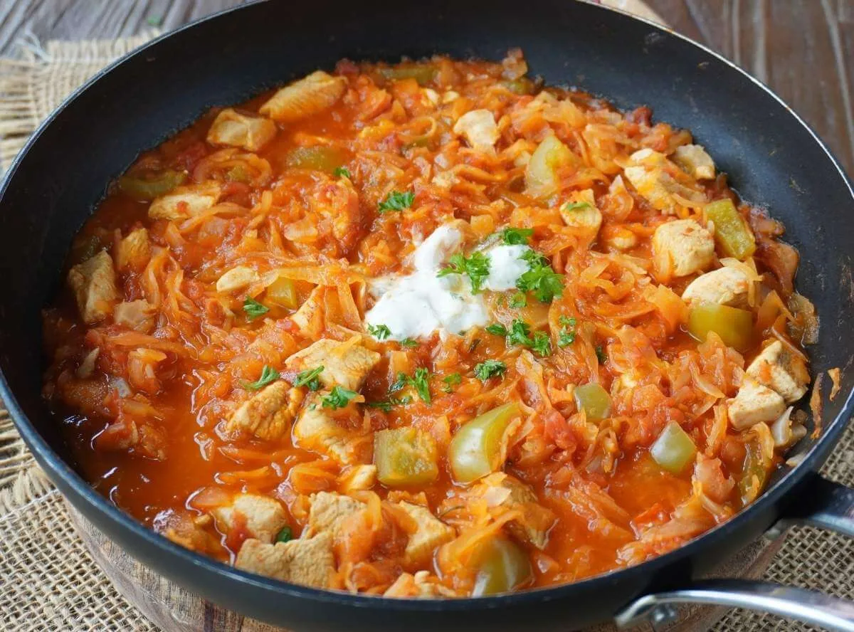 Herzhaftes Hähnchengulasch mit vitaminreichem Sauerkraut für kalte Tage