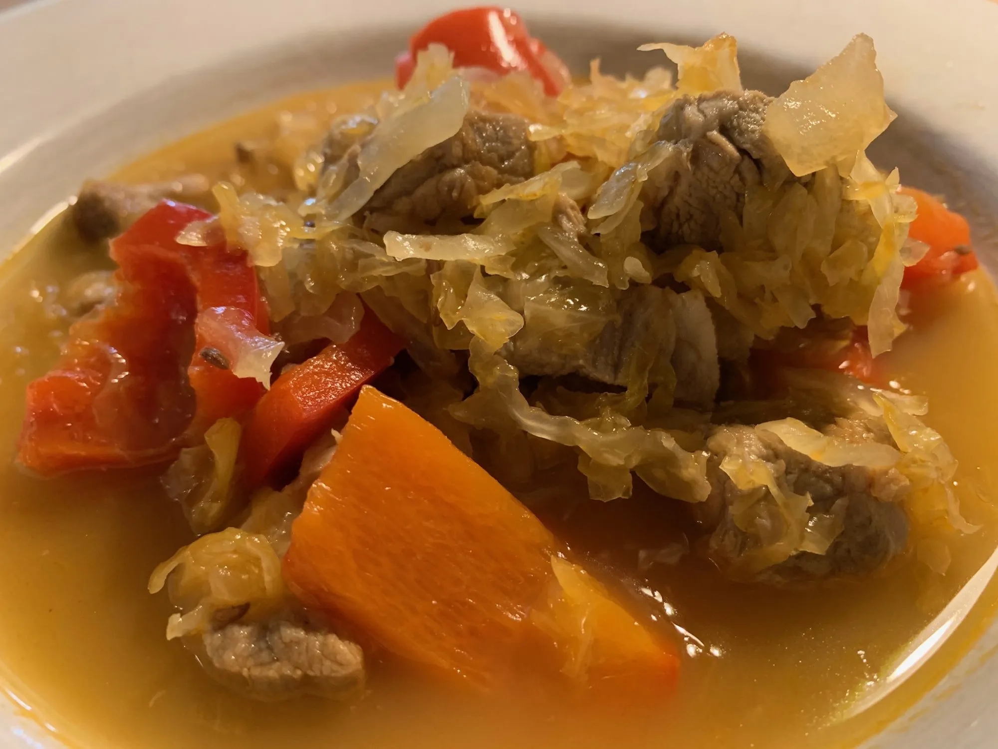 Herzhaftes Sauerkrautgulasch mit Zwiebeln und Paprika, servierfertig in einer Schüssel