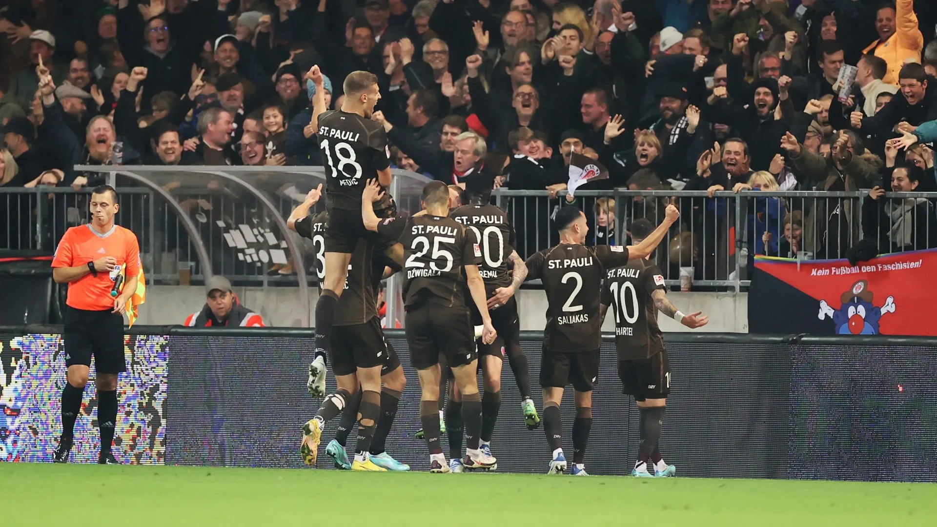 Highlights von St. Paulis überzeugendem 3:0-Sieg gegen den HSV in der Saison 2022/23.