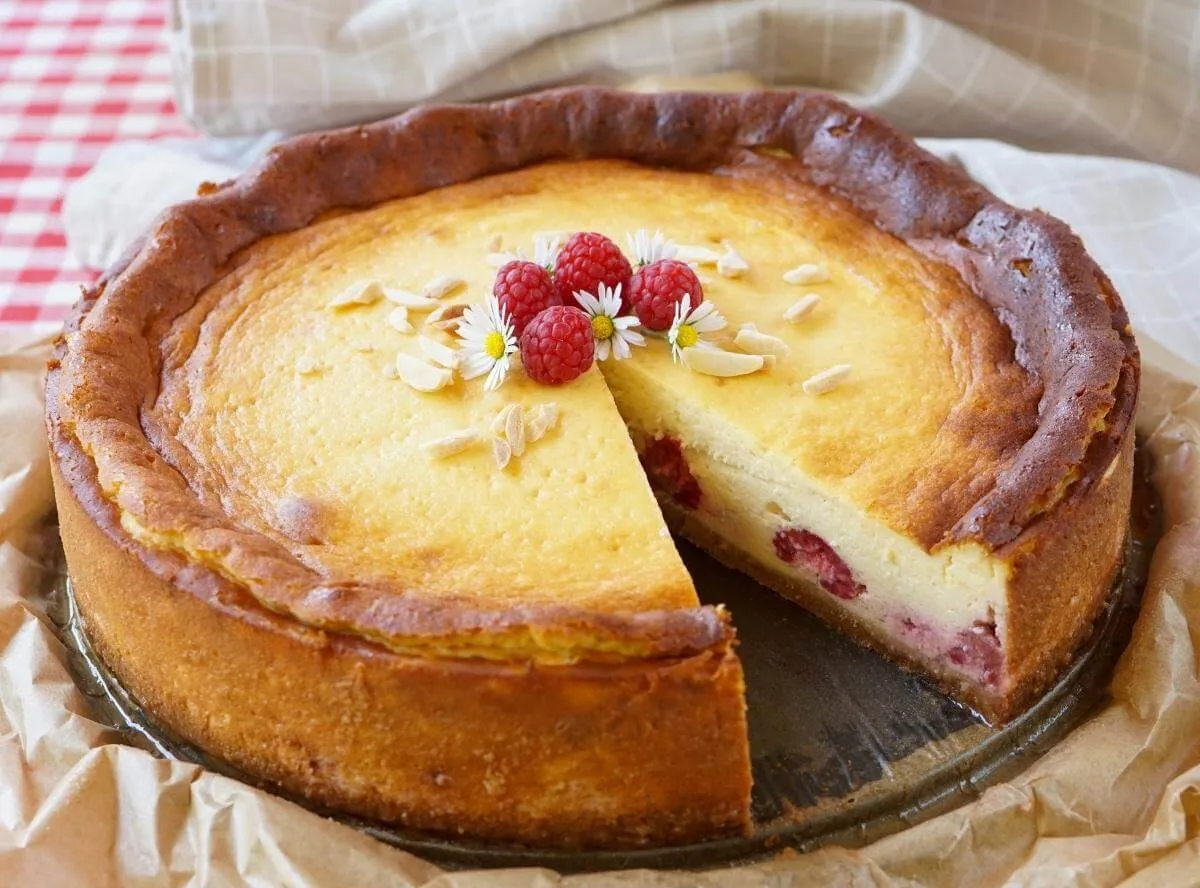 Himbeer-Mascarpone Kuchen mit frischen Himbeeren und Minze