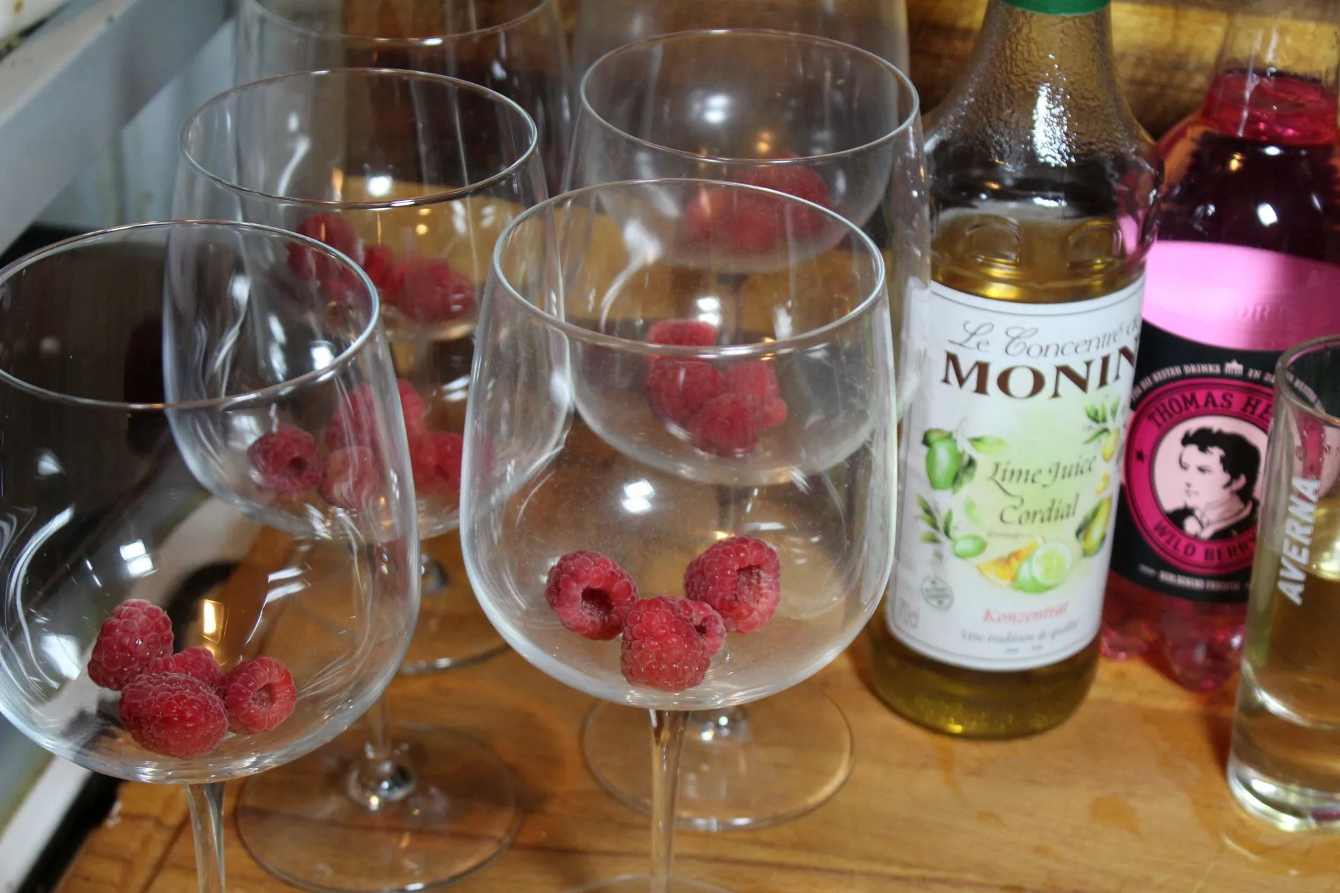 Himbeeren werden in ein Glas für den Drink gegeben