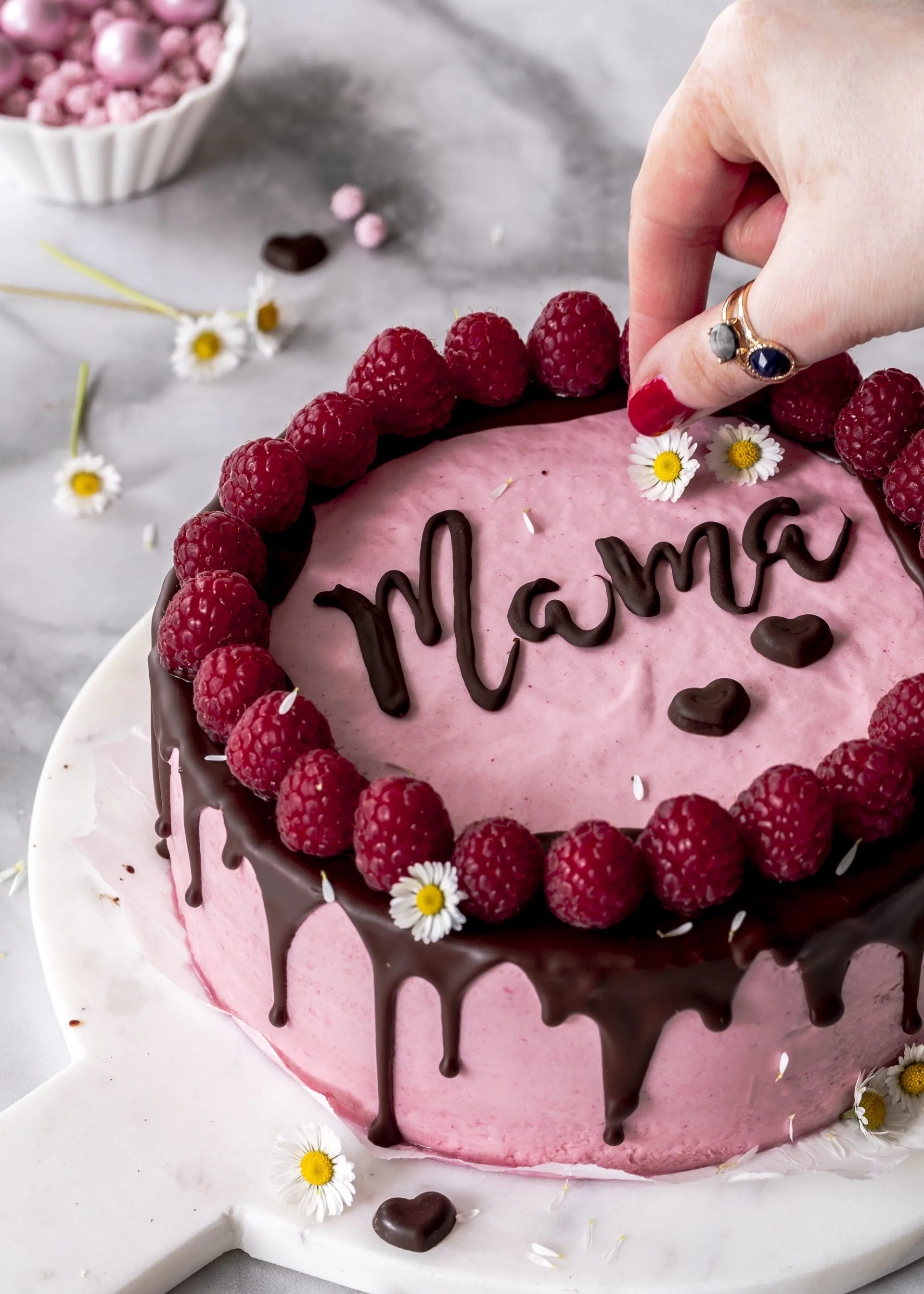 Himbeermousse Torte mit Schokolade und Schriftzug zum Muttertag backen Drip Cake Cakelettering