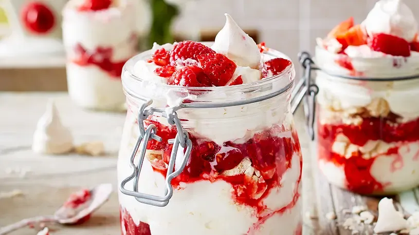 Himbeertraum in einer Schüssel mit Minze und Beeren garniert