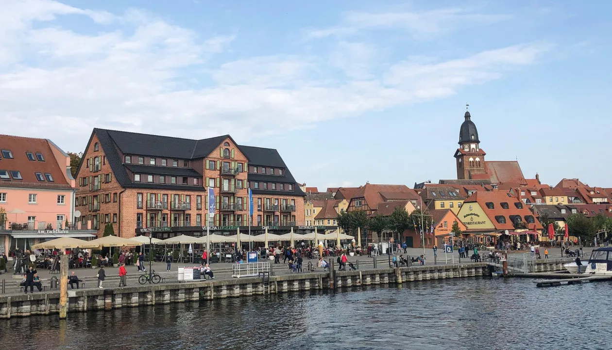 Historische Altstadt von Waren an der Müritz mit Blick auf den Hafen und die Kirche St. Marien
