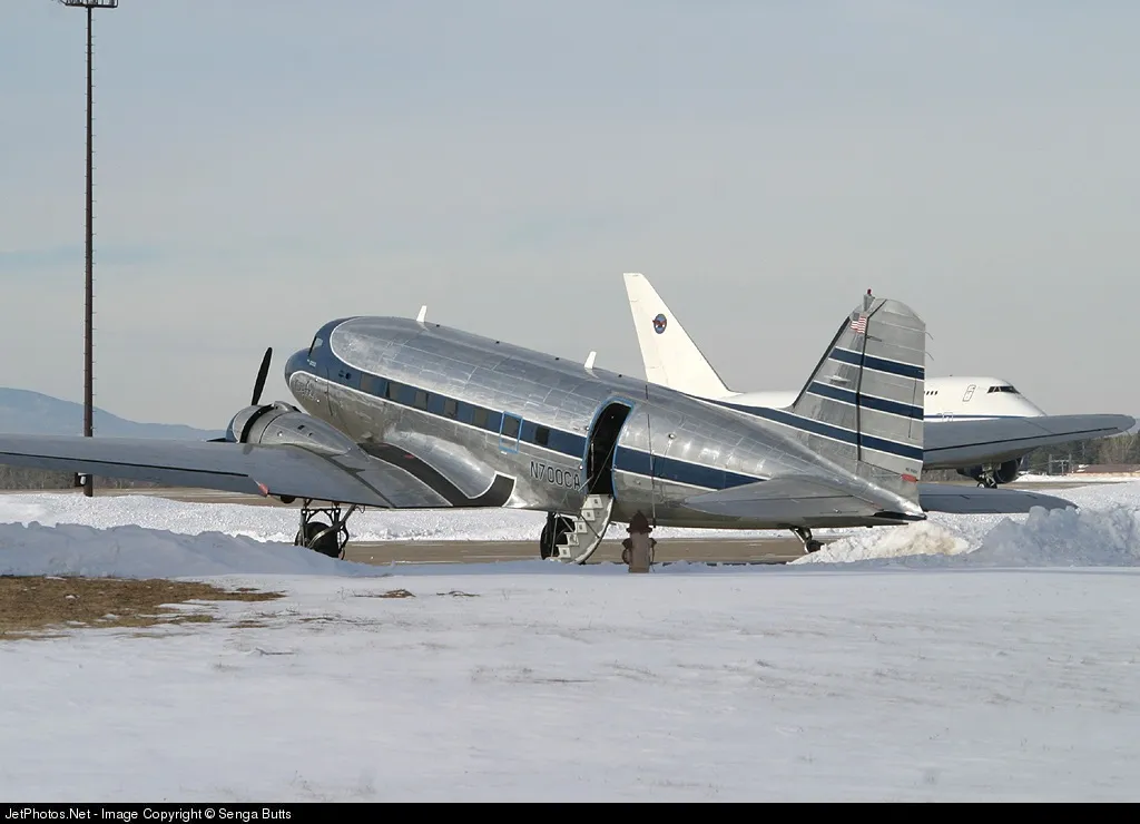 Historische Douglas DC-3 mit der Registrierung N700CA im Februar 2005