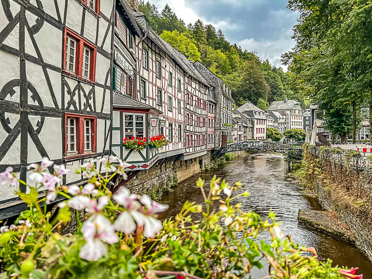 Historische Fachwerkhäuser und eine belebte Straße in Bad Münstereifel