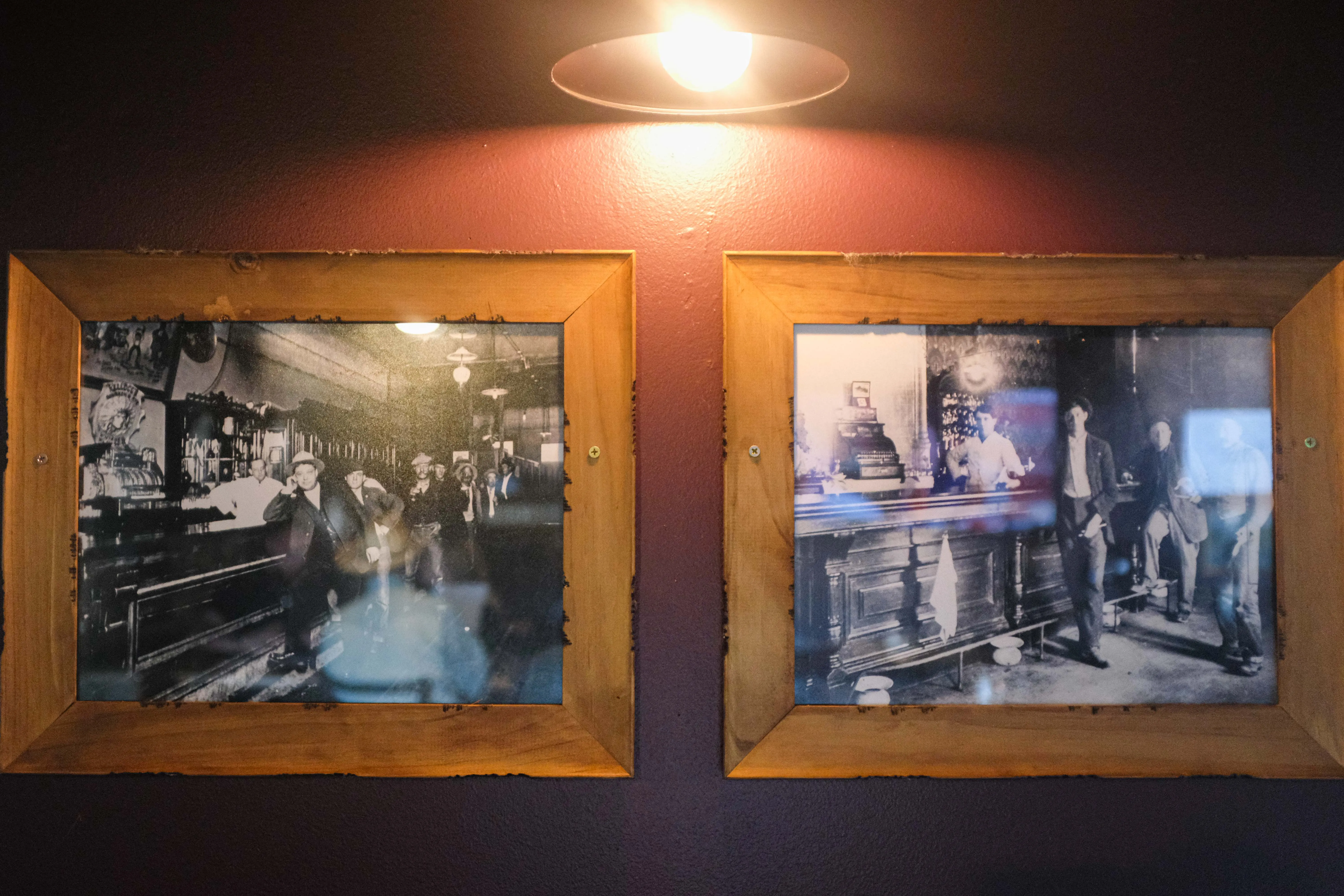 Historische Fotos der Bar, die in den früheren Jahren des Lassen Steakhouse ausgestellt sind