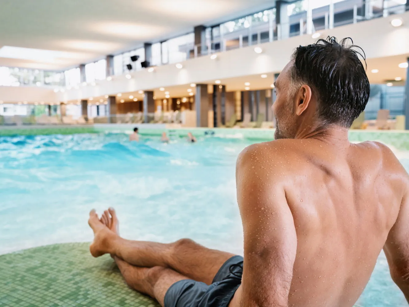 Historische Gassen und Fachwerkhäuser in Lüneburg, beleuchtet in der Abenddämmerung