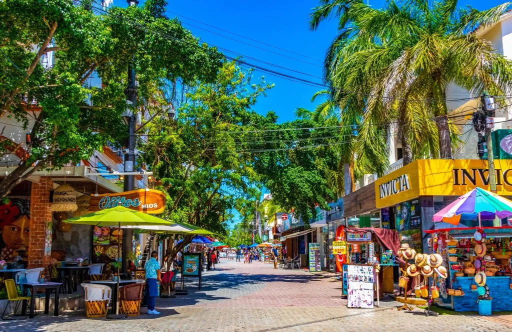 Historische Pyramidenruinen unter strahlend blauem Himmel in Mexiko