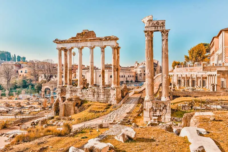 Historische Ruinen des Forum Romanum in Rom bei angenehmen Oktobertagen