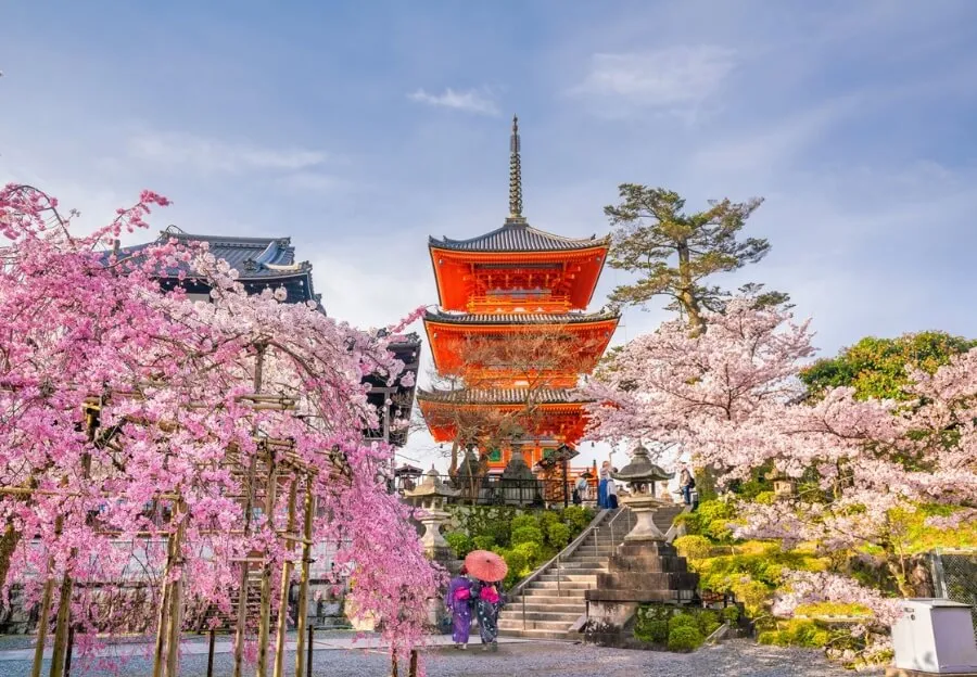 Historische Tempelanlagen und traditionelle Architektur in Kyoto, Japan, im August