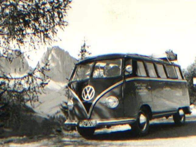 Historischer VW Bus, symbolisch für die lange Geschichte des Unternehmens