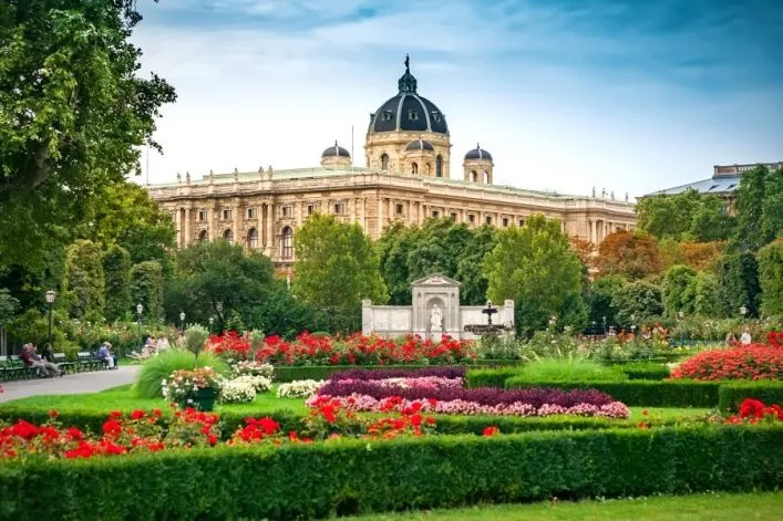 Historisches Schloss Schönbrunn in Wien, umgeben von einem blühenden Frühlingsgarten