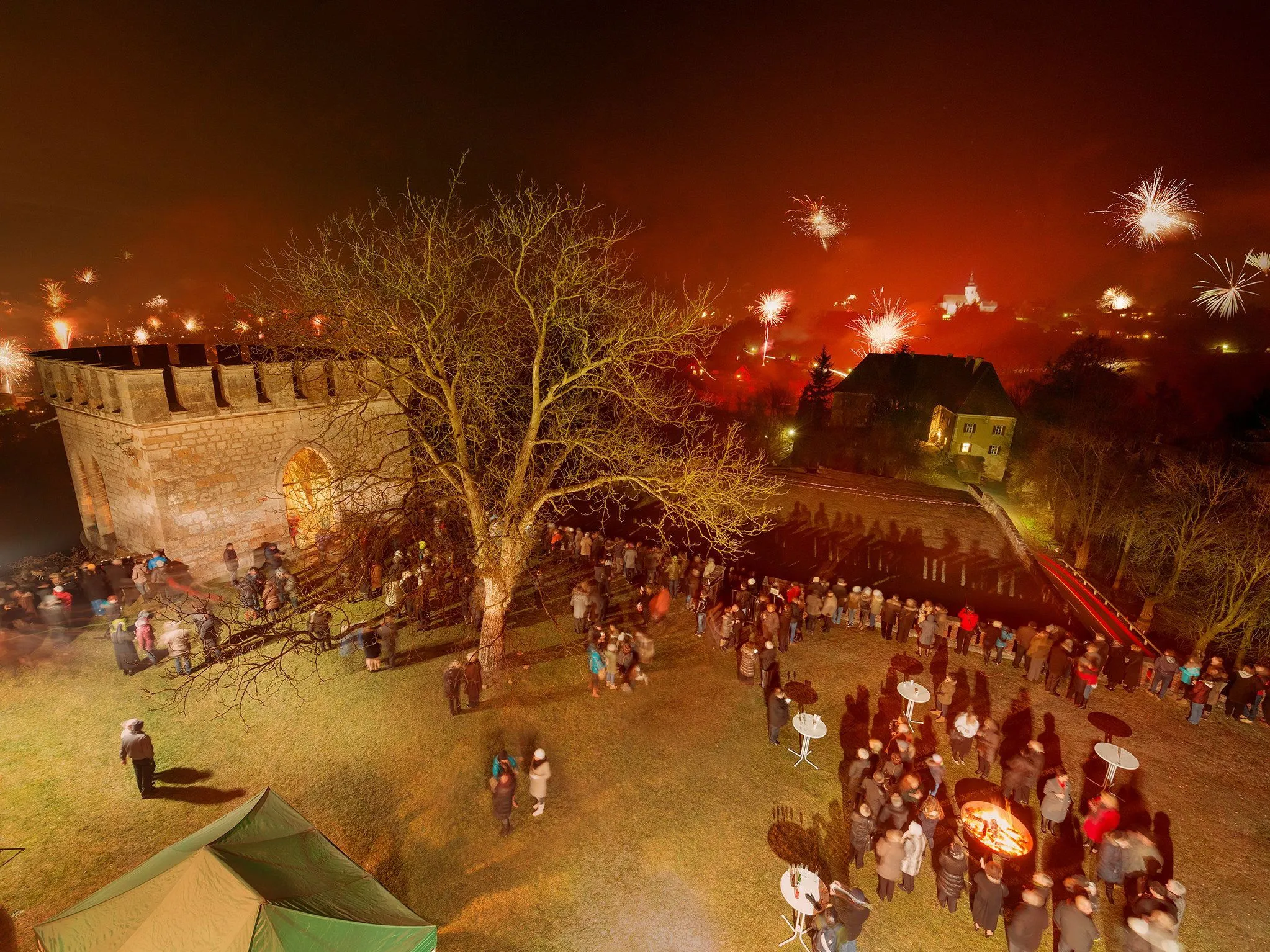 Historisches Schloss Seggau in Leibnitz, umgeben von Weinbergen