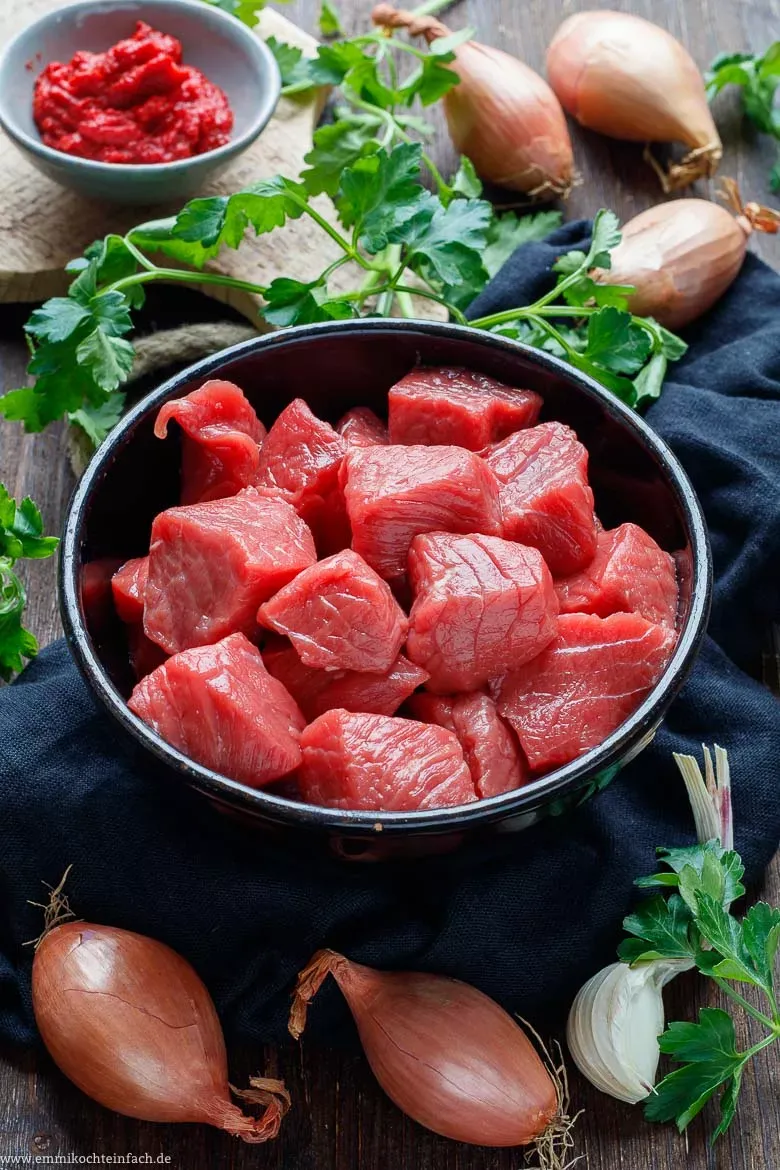 Hochwertiges Rindfleisch in Würfel geschnitten, bereit für Gulasch