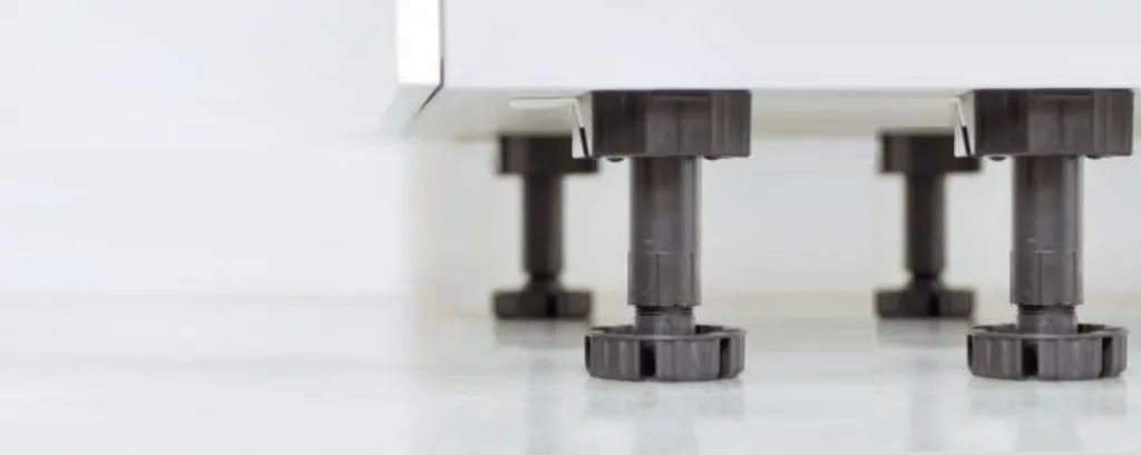 Höhenverstellbare Sockelfüße und abnehmbare Sockelblende mit Dichtungsprofil