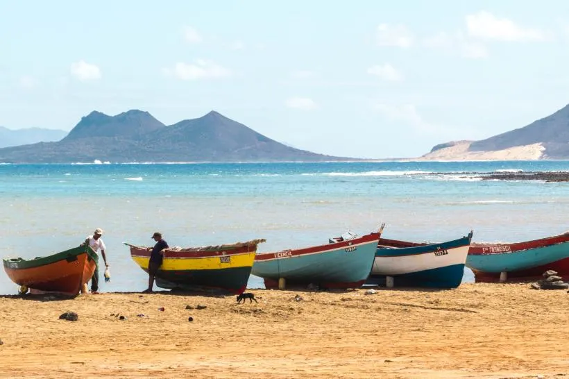 Holzboote am Sandstrand auf São Vicente