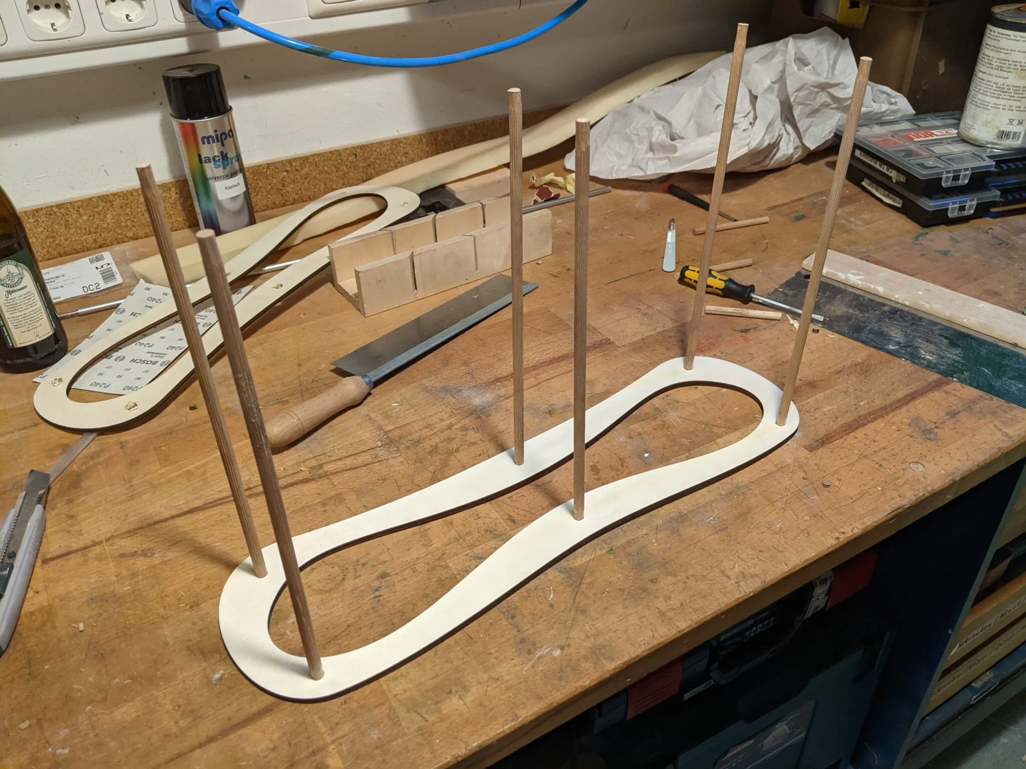 Holzstangen halten alle Schichten des Katzenkratzbretts fest zusammen