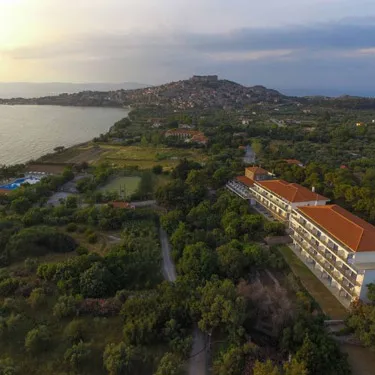 Hotel Delfinia in grünem Naturpark