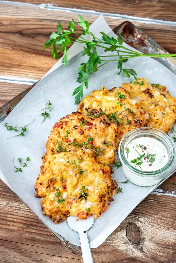 Hüttenkäsetaler mit Dip auf Backblech und Petersilie