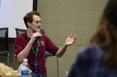 Ian Kelling, der neue Präsident der Free Software Foundation, lächelt in die Kamera.