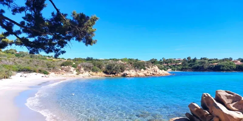 Idyllische Küstenlandschaft auf Sardinien mit türkisfarbenem Meer und Felsen