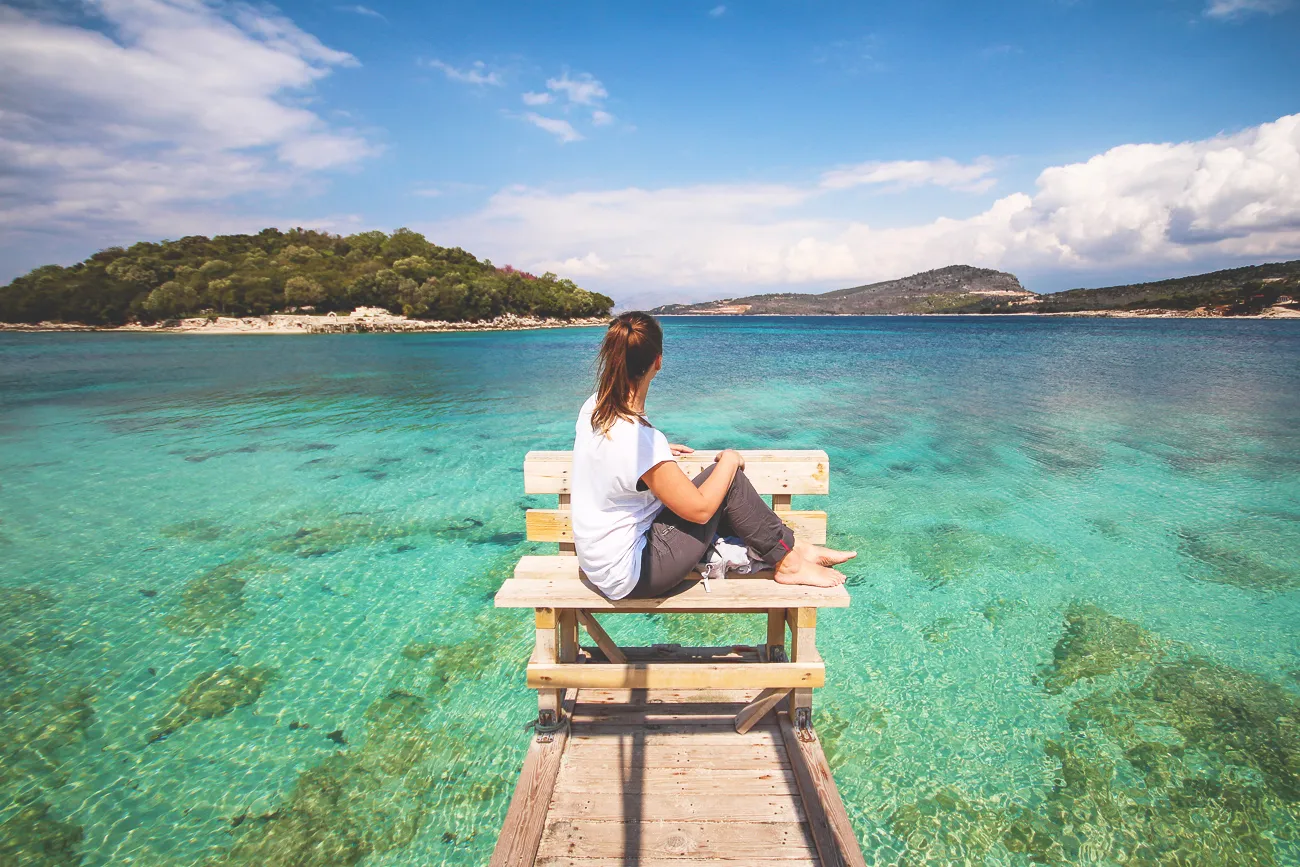 Idyllische Küstenlandschaft der Albanischen Riviera mit türkisblauem Meer und grünen Hügeln