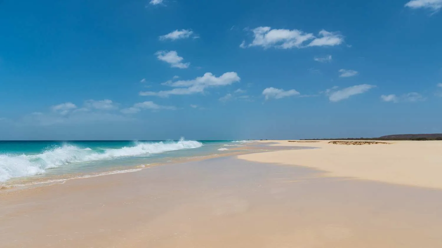 Idyllischer Strand Praia Santa Monica auf der Insel Boa Vista mit feinem Sand und türkisfarbenem Wasser