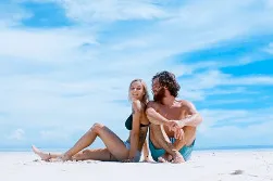 Idyllischer Strandabschnitt an der deutschen Ostseeküste mit ruhigem Wasser