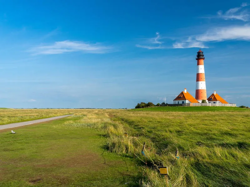 Idyllischer Strandabschnitt an der Nordsee mit Strandkörben