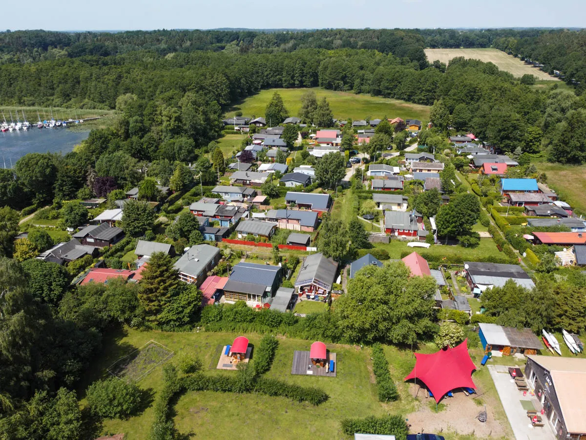Idyllisches Campingfass am Ufer des Wakenitz-Camps