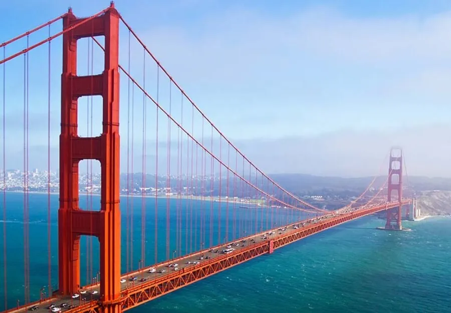 Ikonische Golden Gate Bridge von San Francisco, umhüllt von leichtem Nebel im August