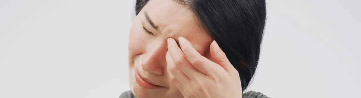 Illustration eines gesunden und eines entzündeten Auges, um die Symptome einer Augenentzündung darzustellen