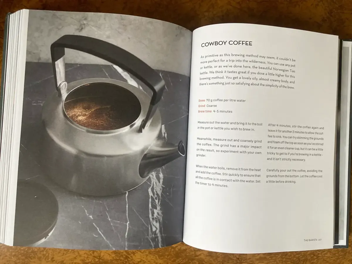 Im Buch ist ein Rezept für Cowboy-Kaffee und ein Bild eines silbernen Kessels abgebildet.