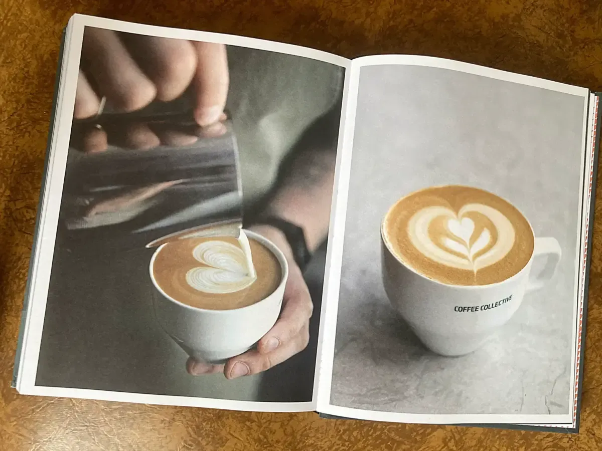 Im Buch sind zwei Fotos von Latte Macchiatos mit Latte Art zu sehen. Einer davon wird noch gegossen.