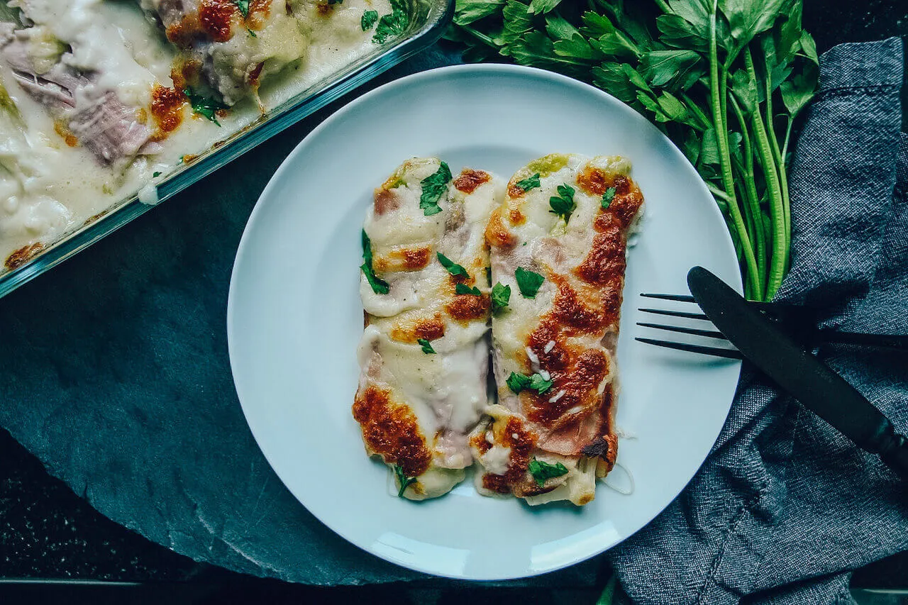 In Schinken gewickelter Chicorée in einer Auflaufform, bereit zum Backen