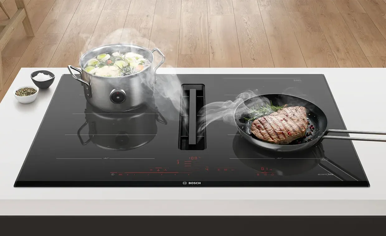 Induktionskochfeld mit integriertem Dunstabzug in Aktion