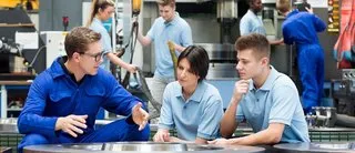 Industriefachkräfte in der Ausbildung bei der Arbeit