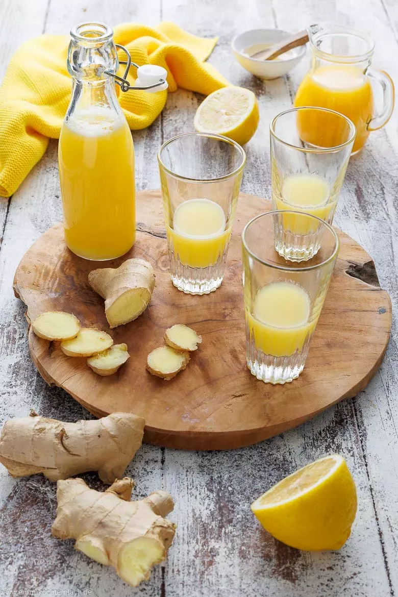 Ingwer-Shot in einer stilvollen Glasflasche, bereit zur Aufbewahrung im Kühlschrank