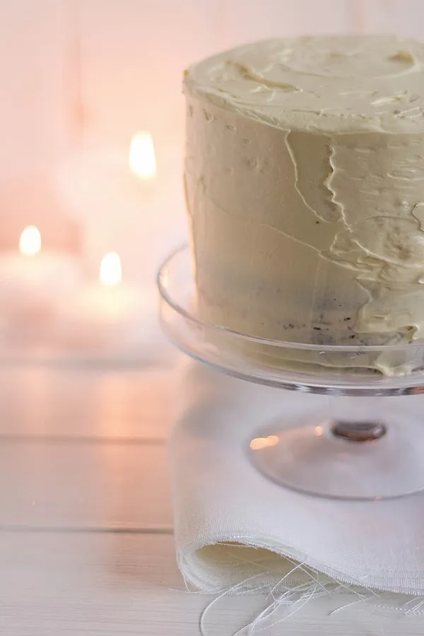 Innansicht der Torte mit sichtbarer Cranberry-Schicht