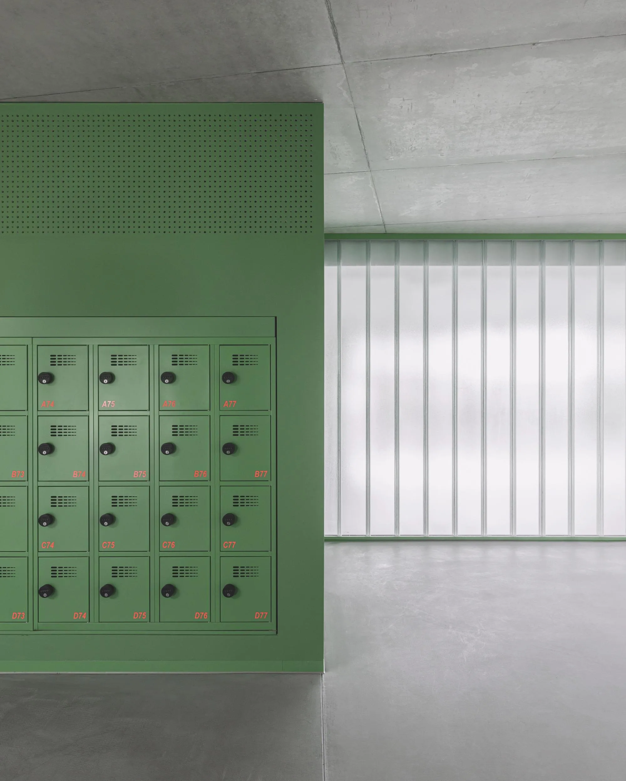 Innenansicht der Schulstraße mit Sitzbereichen und Blick auf die Schulhöfe.