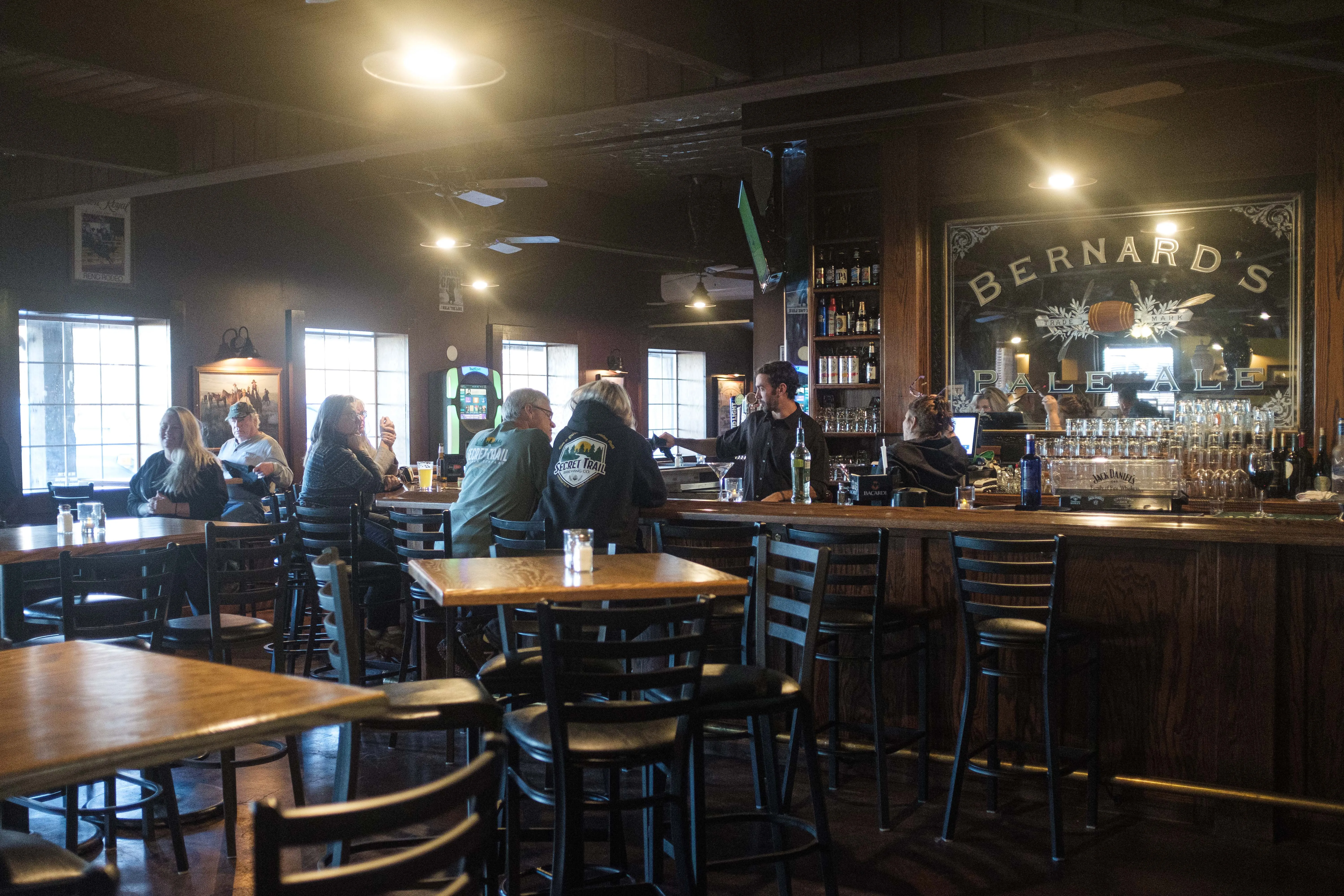 Innenansicht des Lassen Steakhouse in Vina, Kalifornien, mit gemütlicher Beleuchtung und Tischen