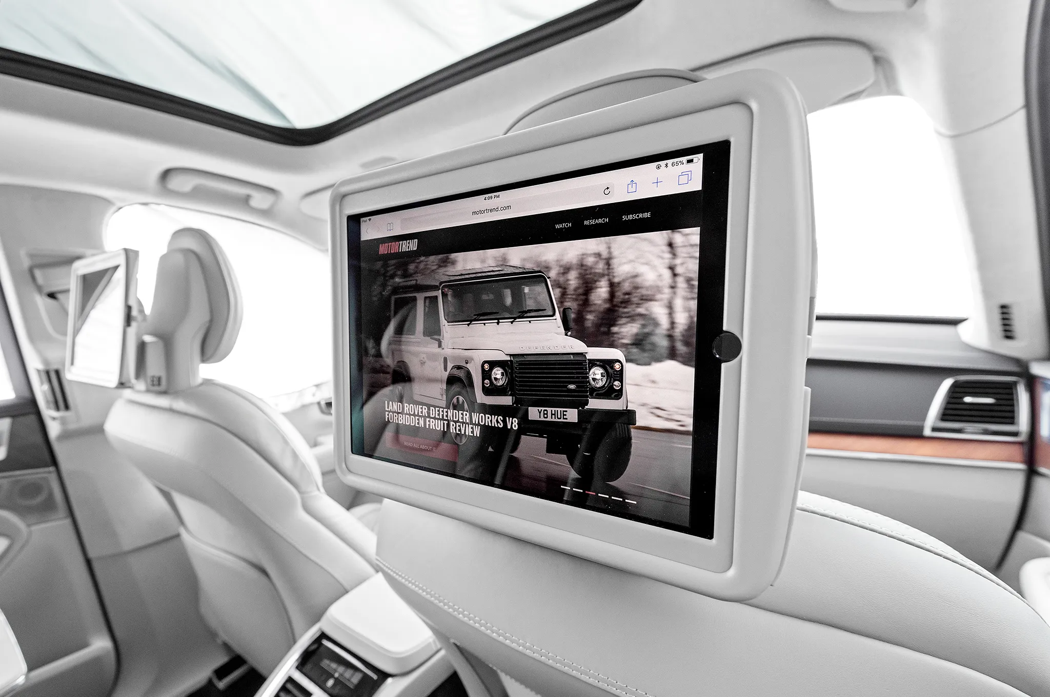 iPad-Halterung am Vordersitz für Unterhaltung im Fond des Volvo XC90 Excellence