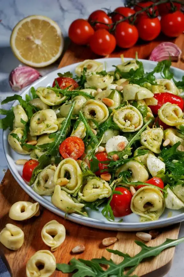 Italienischer Tortellinisalat mit Pesto, Tomaten und Rucola, ideal für Grillpartys und schnellen Genuss