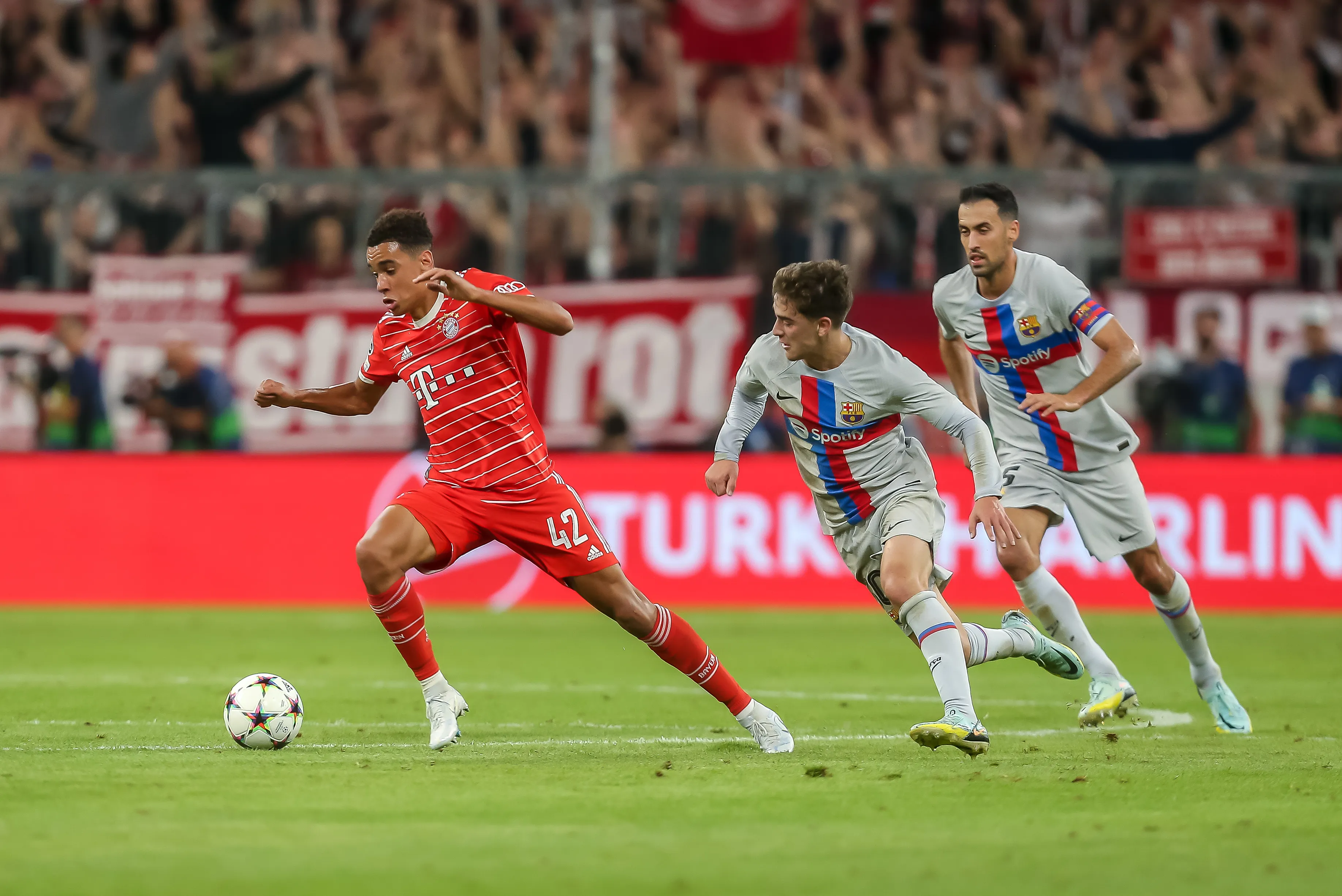 Jamal Musiala in Aktion für den FC Bayern München gegen den FC Barcelona in der UEFA Champions League Gruppenphase