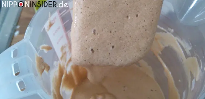 Japanischer Kuchen im Reiskocher: Fertige Kuchenteigmasse auf einem Spachtel | Nipponinsider