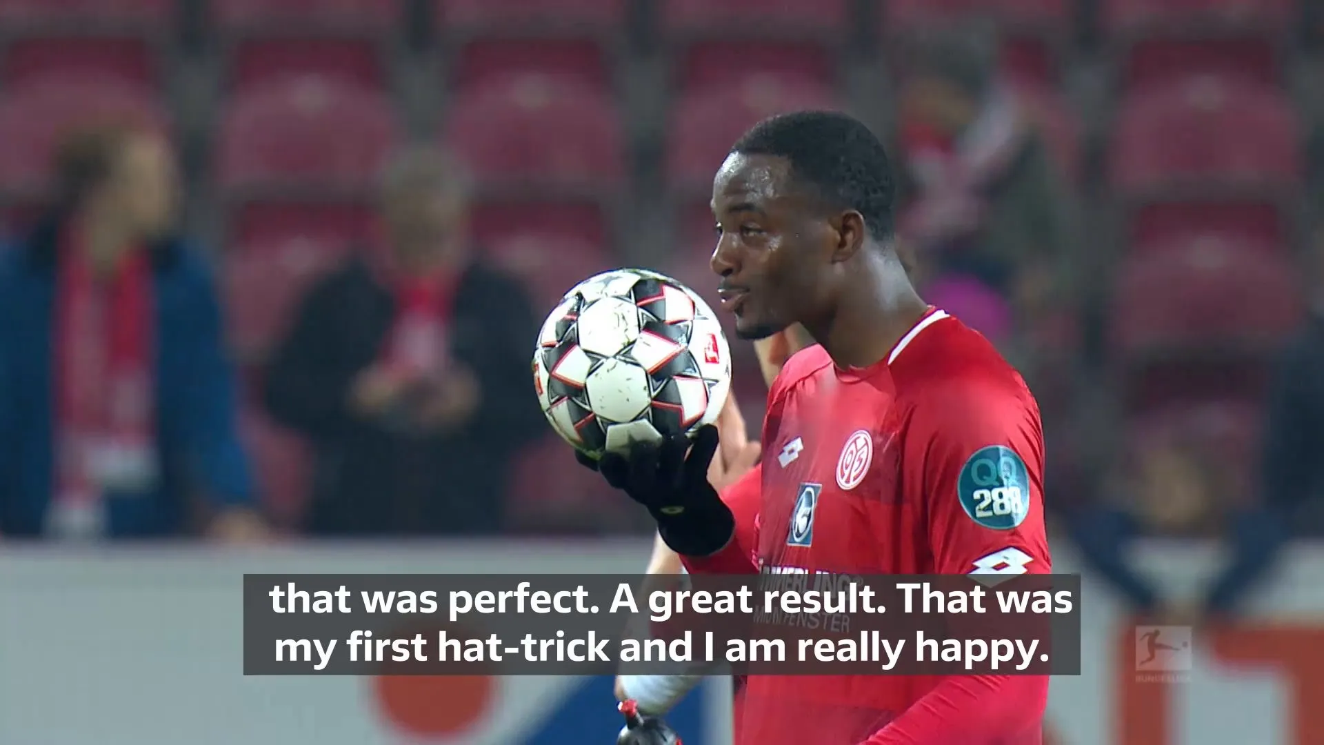 Jean-Philippe Mateta feiert seinen Hattrick gegen Freiburg, umgeben von jubelnden Teamkollegen.